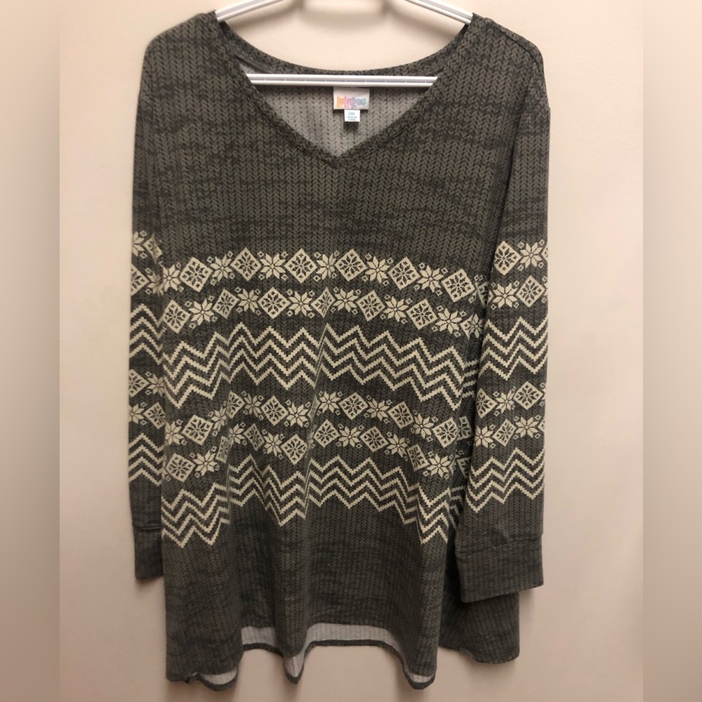 Excellent used condition Elizabeth tunic top, snowflake knit pattern, size 2x.
